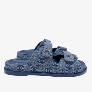 CHANEL – MULES DAD TESSUTO DENIM BLEU MATELASSÉ CON DOPPIO STRAP IN VELCRO – SHW
